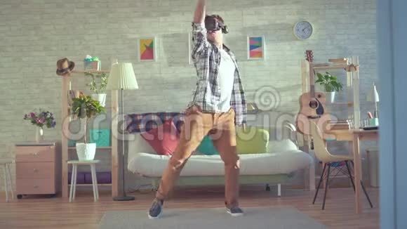 虚拟现实眼镜跳舞的年轻人视频的预览图