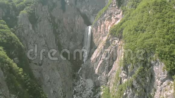 一架令人惊叹的电影无人机拍摄了106米博卡瀑布在特里格拉夫国家公园朱利安阿尔卑斯山视频的预览图