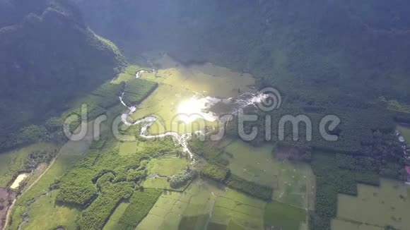 有沼泽和河流的田野在群山之间鸟瞰视频的预览图