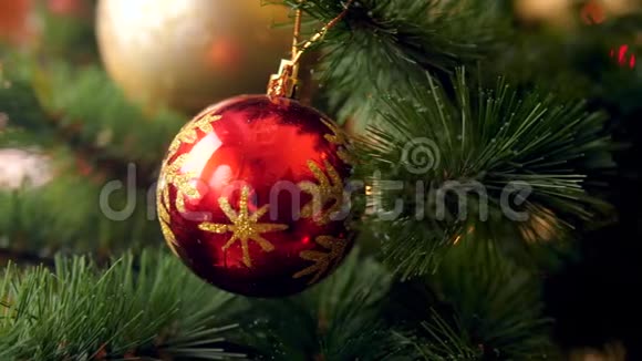 4k追踪美丽圣诞树上的红球和灯花环的镜头为您的寒假和视频的预览图