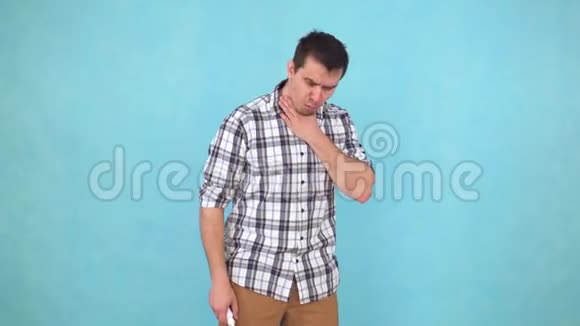 中年男子喉咙痛用咽喉喷雾剂视频的预览图