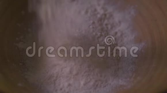 面粉倒在碗上视频的预览图