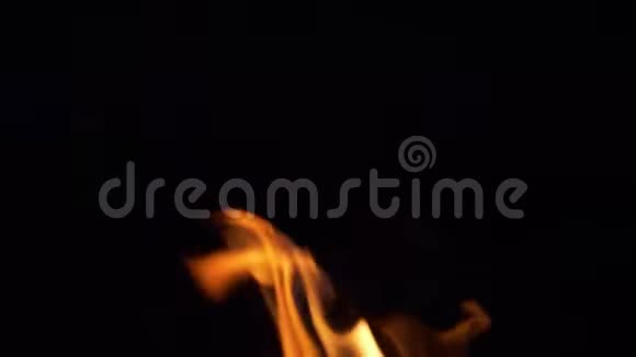 缓慢的火焰喷射在夜间点燃了燃烧的气体和一团烟雾视频的预览图