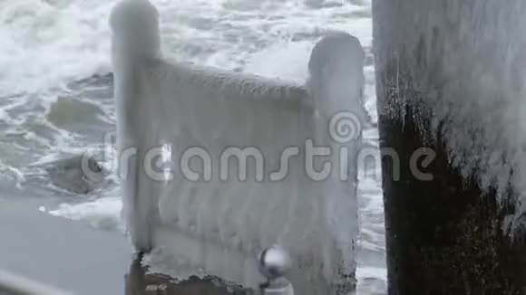 冬季的海上码头视频的预览图