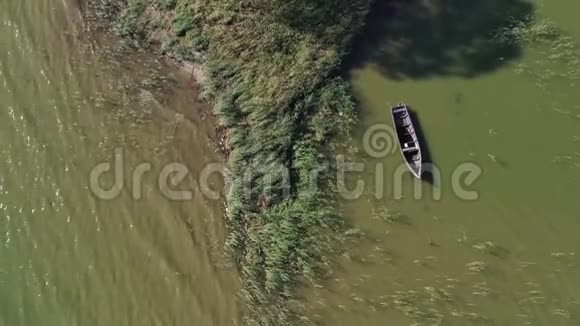 海上泻湖水面上的孤木渔船视频的预览图