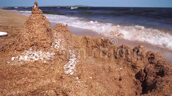 海浪冲破沙墙城堡视频的预览图