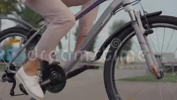 骑自行车的女人的特写镜头视频的预览图