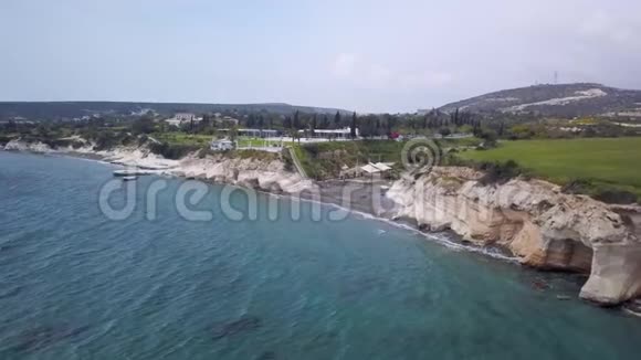 阴天时塞浦路斯度假地区蓝色海水和黑色沙岸的鸟瞰图视频的预览图