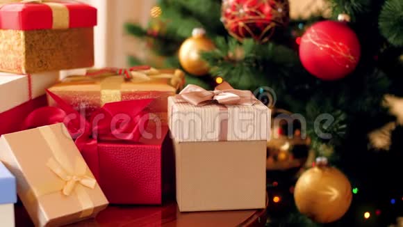 四K视频美丽的圣诞树与鲍布和许多礼物和礼物从圣诞老人为儿童完美完美完美视频的预览图