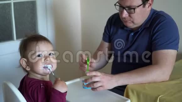 爸爸用勺子喂可爱的小女儿视频的预览图