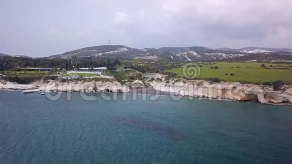 夏季阴天的塞浦路斯南岸航空景观海面上空视频的预览图