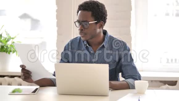 非洲男人在办公室做文书工作视频的预览图