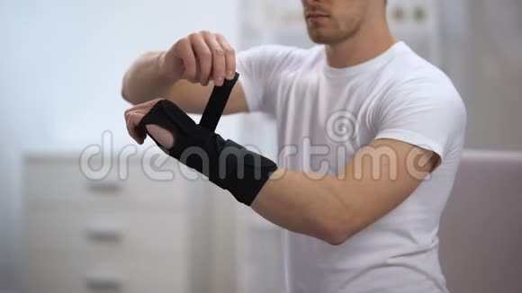 运动员固定钛腕支撑炎症或扭伤骨科视频的预览图