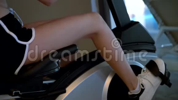 骑健身车锻炼的年轻女子视频的预览图