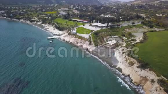 美丽的海滨黑色沙滩白色悬崖和度假胜地的空中拍摄视频的预览图