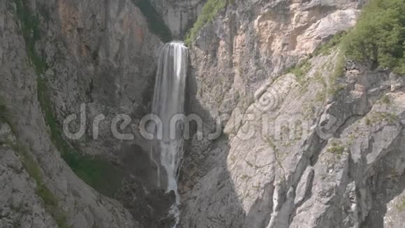 一架令人惊叹的电影无人机拍摄了106米博卡瀑布在特里格拉夫国家公园朱利安阿尔卑斯山视频的预览图