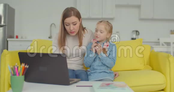女子为女儿提供网上购物教育视频的预览图