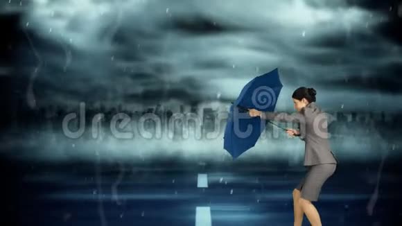 女商人冒着暴风雨视频的预览图