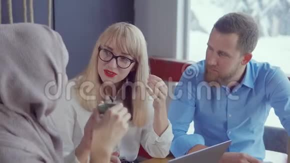三个男女商业伙伴在交流和喝茶视频的预览图