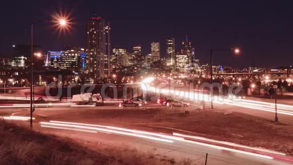 高速公路繁忙交通在夜间超速视频的预览图