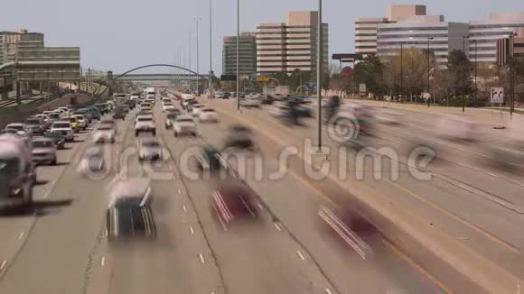 州际交通朝一个方向移动的电影视频的预览图