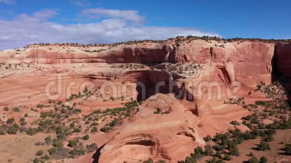 美国沙漠中橙色平滑石大规模岩石形成附近的苍蝇视频的预览图