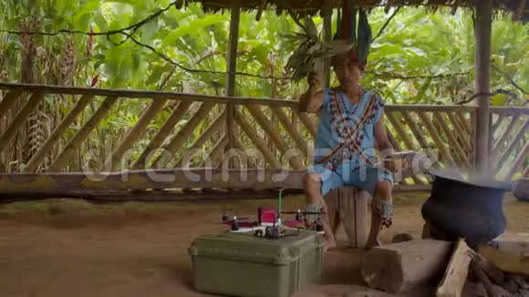 土著萨满在无人机上执行传统仪式视频的预览图
