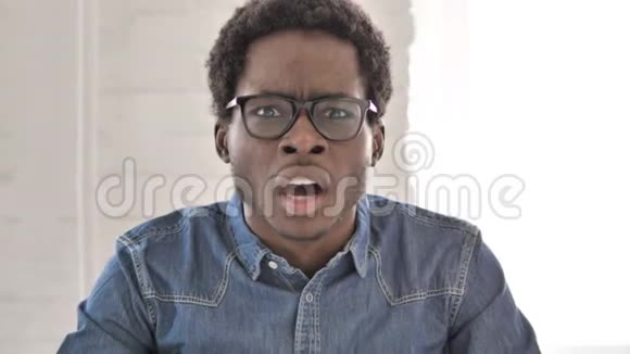 愤怒的非洲男人在大萧条中疯狂尖叫视频的预览图