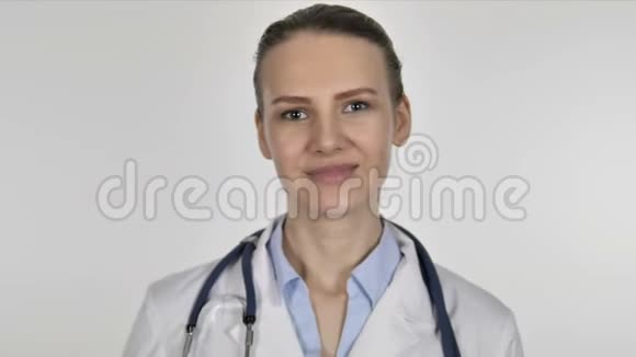 白底女医生竖起大拇指视频的预览图
