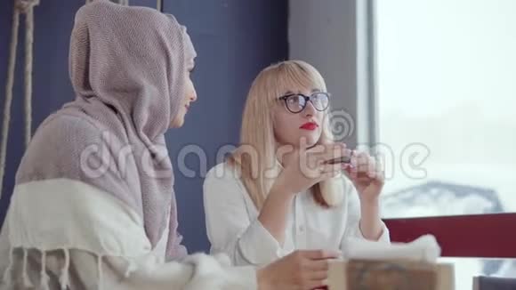 成年多民族女性朋友在冬日的咖啡馆闲谈视频的预览图