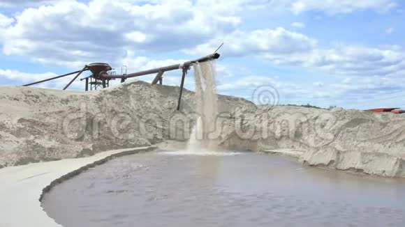 工业采砂进行施工从管道中丢弃的沙子与水在强大的压力下视频的预览图