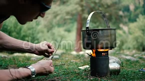 在格鲁吉亚人们用砂锅在一个小炉子下点燃火焰视频的预览图