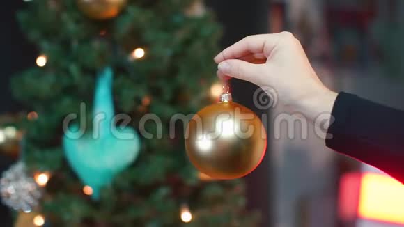 女人手中的圣诞树玩具特写视频的预览图