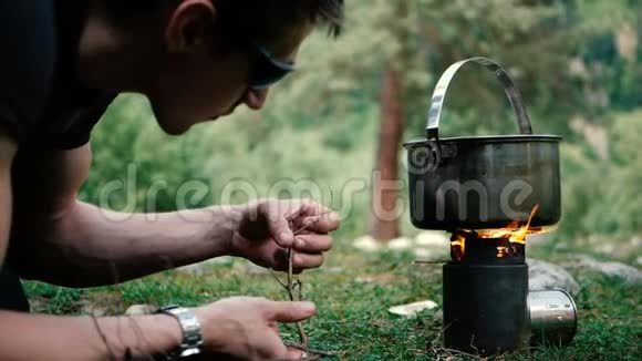 在格鲁吉亚的索洛莫游客用砂锅在一个圆炉里点火视频的预览图