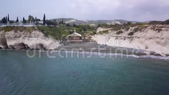 照相机正从塞浦路斯海岸飞来显示海岸线全景视频的预览图