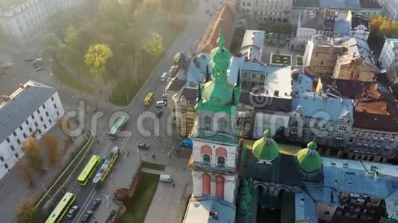 乌克兰利沃夫老城区中部圣玛丽亚教堂空中录像视频的预览图