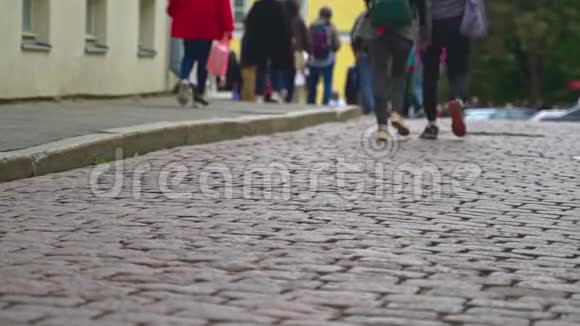 老城用砖块做的人行道和游客视频的预览图
