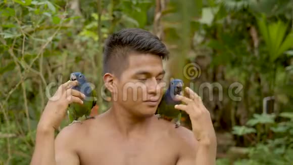 在丛林里玩鹦鹉的土著人视频的预览图