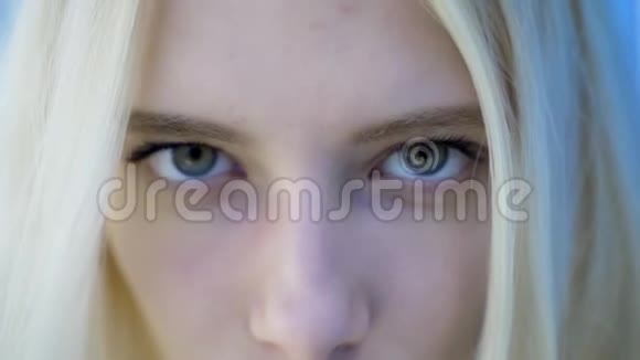 金发女孩特写的青蓝色眼睛视频的预览图