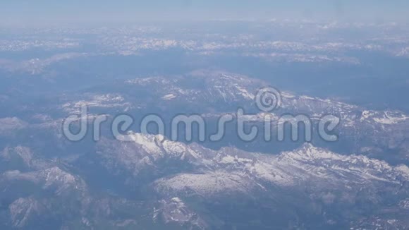 飞越意大利北部的意大利阿尔卑斯山山脉的飞行片段萨默斯日与雪没有翅膀在射击委员视频的预览图
