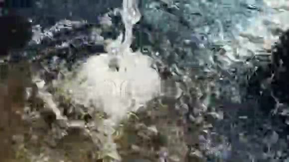 水流入井中飞溅视频的预览图