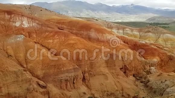 全景观俄罗斯阿尔泰共和国非常明亮的红橙山KyzylChin阿尔泰火星之旅视频的预览图