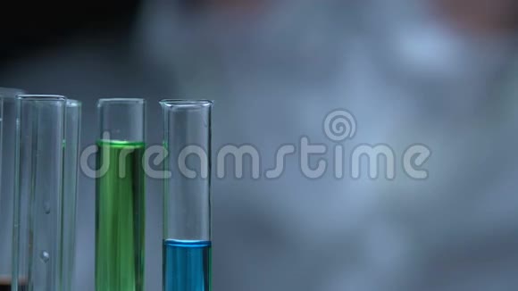 试验物质中生物危险液体的化学投送危险实验视频的预览图