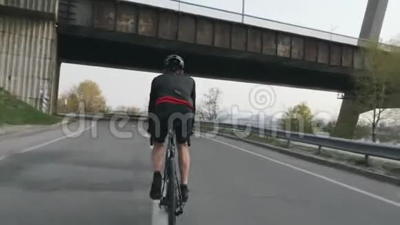 适合运动自行车骑自行车后面跟着射击年轻的自行车骑手骑自行车训练单车概念视频的预览图