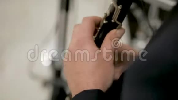 单簧管演奏者的特写镜头视频的预览图