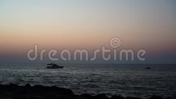 日落时在海上的游艇视频的预览图