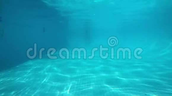 白姑娘潜入蓝泳池游到镜头前从水下看视频的预览图