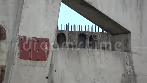 废弃未建体育场建筑废墟视频的预览图