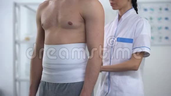 女性医生应用背包男性患者减少缺氧组织损伤视频的预览图