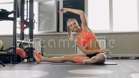 女子瑜伽练习姿势训练理念视频的预览图